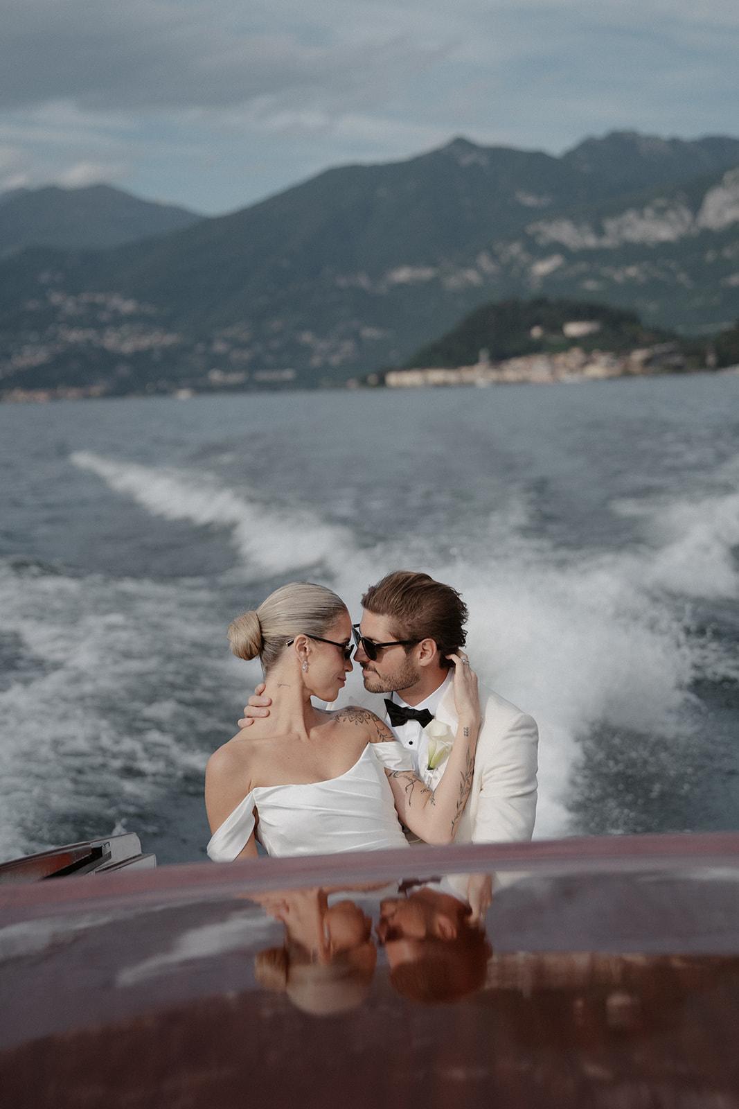 Coppia in barca sul Lago di Como il giorno del matrimonio