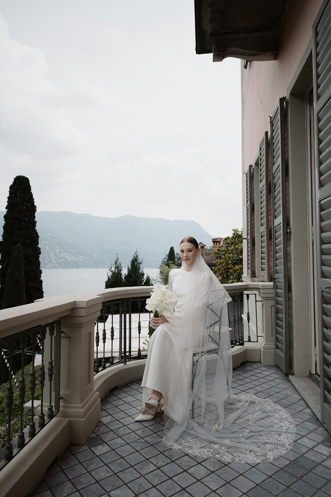 Sposa sulla terrazza vista lago